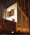 Ansicht der 1987 montierten Orgel von unten